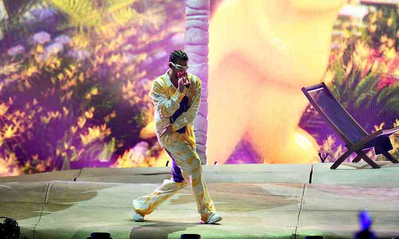 De macaco e culos, Bad Bunny canta e corre pelo palco no Sofi stadium, na Califrnia