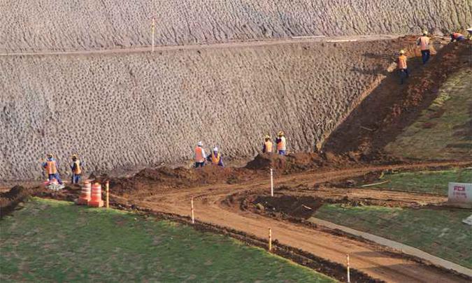Obras na Barragem Casa de Pedra: intervenções acordadas com o MP elevaram fator de segurança na estrutura, que se ergue sobre bairros com 4,8 mil pessoas (foto: Edésio Ferreira/EM/DA Press) Obras na Barragem Casa de Pedra: intervenções acordadas com o MP elevaram fator de segurança na estrutura, que se ergue sobre bairros com 4,8 mil pessoas (foto: Edésio Ferreira/EM/DA Press)