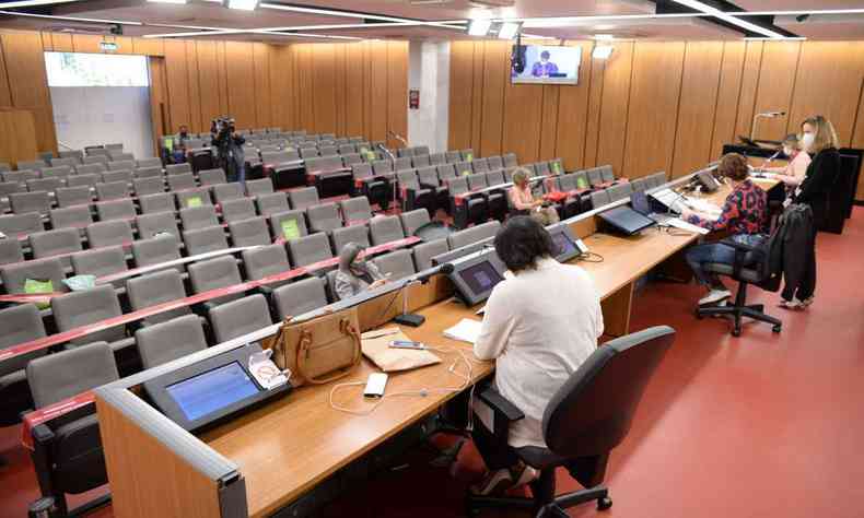 Por conta da pandemia, a maioria dos parlamentares e participantes de audincias pblicas tm feito suas intervenes por videoconferncia(foto: Luiz Santana/ALMG)