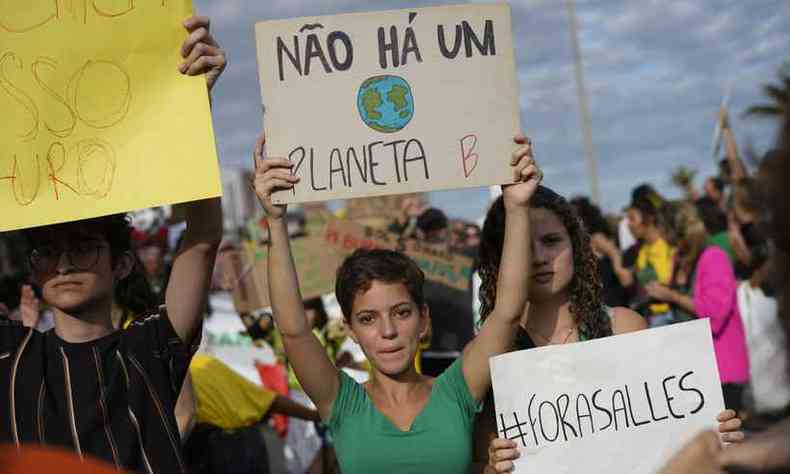 Brasil teve fim de semana marcado por protestos pedindo pela defesa da Amaznia(foto: Mauro Pimentel/AFP)