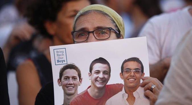 Israelense carrega cartaz com imagem de três adolescentes que estavam desaparecidos há 18 dias e agora tiveram os corpos encontrados(foto: REUTERS/Baz Ratner) Israelense carrega cartaz com imagem de três adolescentes que estavam desaparecidos há 18 dias e agora tiveram os corpos encontrados(foto: REUTERS/Baz Ratner)