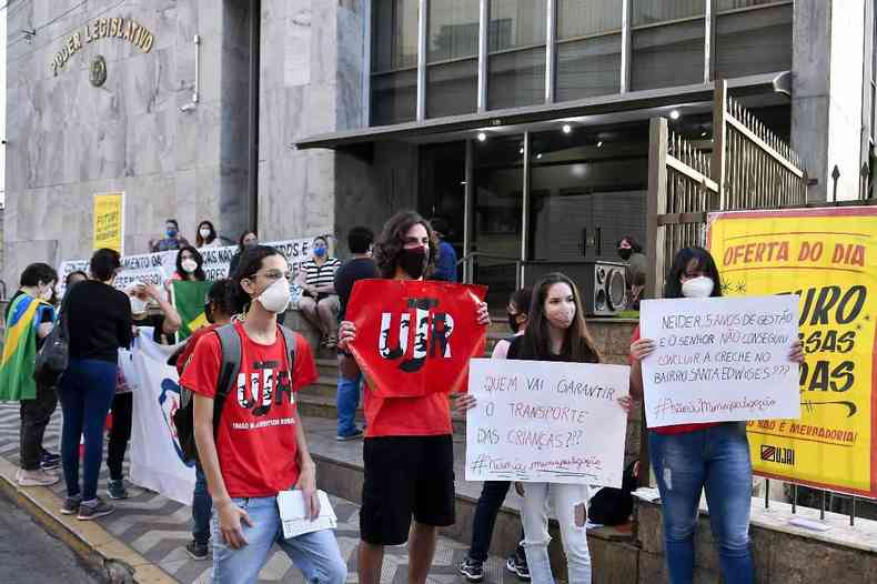 Estudantes, pais de alunos e professores ligados ao sind-UTE protestaram contra a municipalizao das escolas estaduais em Itana(foto: Daniel Oliveira)