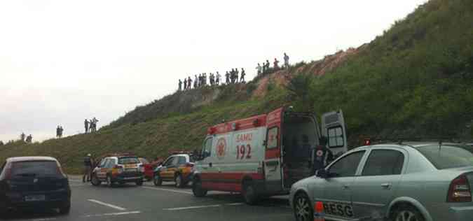 Curiosos se aglomeraram no local do acidente onde os Bombeiros resgatavam as vtimas do atropelamento(foto: Joo Henrique do Vale)