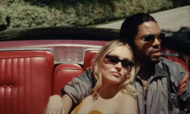 Atriz Lily Rose Depp deita no ombro de The Weeknd, que dirige carro, em cena da srie The idol