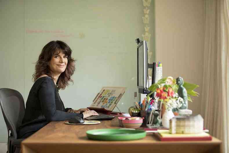 A novelista Lcia Manzo em sua mesa de trabalho