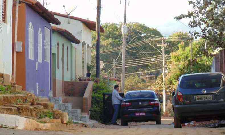 Taxista pega passageiro em Juramento para lev-lo at Montes Claros: servio clandestino  rotina na cidade(foto: Luiz Ribeiro/DA Press)