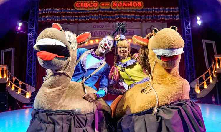 Artistas em cena no espetculo Circo dos Sonhos no mundo da fantasia