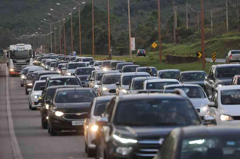 Trnsito intenso e congestionado em Nova Lima aps volta de feriado. 