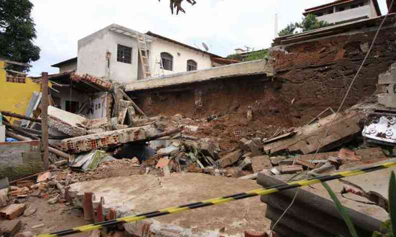 Idoso morreu depois que muro desabou sobre a casa dele(foto: Edesio Ferreira/EM/D.A Press.)