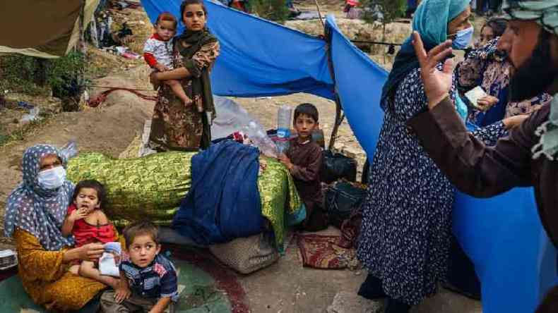 Famlia afeg deslocada por combates nos arredores de Cabul(foto: Getty Images)