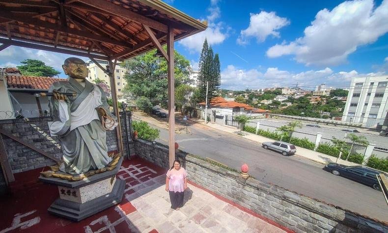 Est�tua de buda de cinco metros ao lado da diretora da Asdocia��o Budista de Karate-Do