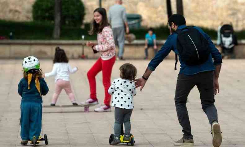 Crianas puderam patinar ao ar livre e brincar depois de tanto tempo trancadas em casa(foto: JOSE JORDAN / AFP)