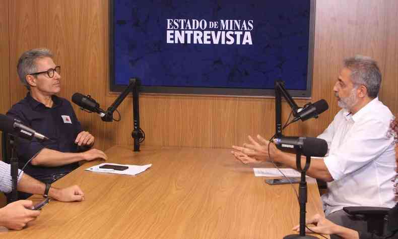 Governador Romeu Zema no estdio do EM Entrevista, sendo entrevistado por Benny Cohen. Zema usa camisa azul marinho, e Benny usa camisa branca