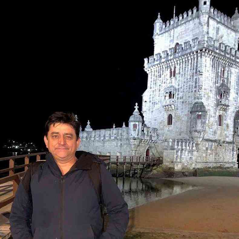 Reinaldo Moretti na frente da Torre de Belm, em Portugal