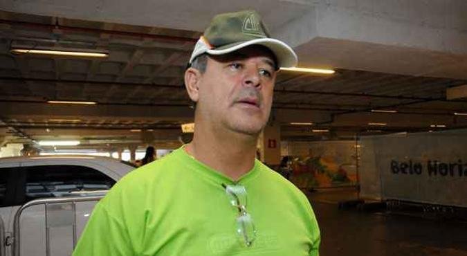 Vou de �nibus, mas ainda vou estudar qual o melhor ponto de embarque, levando em conta a dist�ncia de casa e o tempo de caminhada at� o campo. - Davidson Silva, de 56, militar aposentado