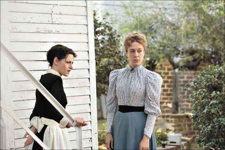 A criada Bridget (Kristen Stewart) transforma a vida de Lizzie Borden (Chlo Sevigny), personagem-ttulo do longa de Craig William Macneill (foto: emc50603Diamond Films/Divulgao)