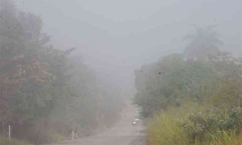 A neblina tomou conta de pontos diversos, como o Bairro Vianpolis, em Betim, no incio da manh. Tempo deve permanecer nublado hoje (foto: Paulo Filgueiras/EM/DA Press)