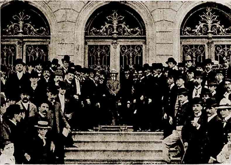  Visita de Santos Dumont a Belo Horizonte, em 1903. Ele est, com autoridades, na frente da antiga Secretaria de Finanas, hoje museu Minas Vale