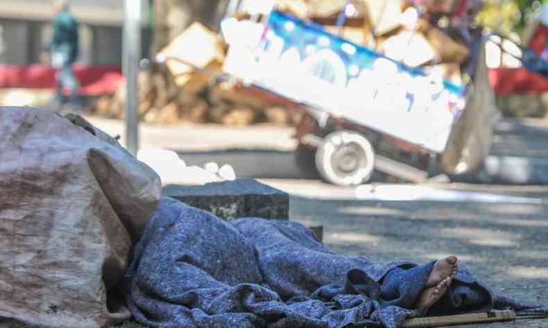 Pessoa em situao de rua dorme debaixo de um cobertor