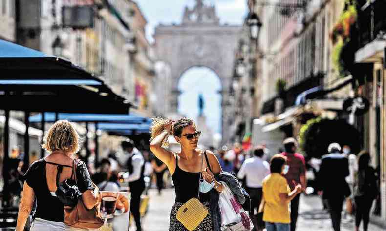 Turistas em rua de Portugal