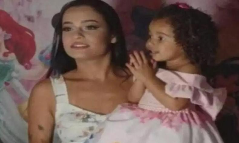 Mãe e filha estavam desaparecidas desde sexta-feira (9/9)(foto: Arquivo/pessoal) Mãe e filha no colo as duas de branco