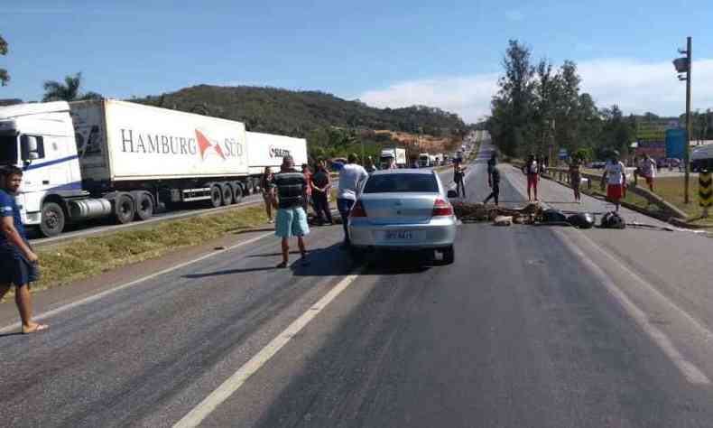 Moradores fecharam os dois sentidos da rodovia nesta tera-feira(foto: Via 040/Divulgao)