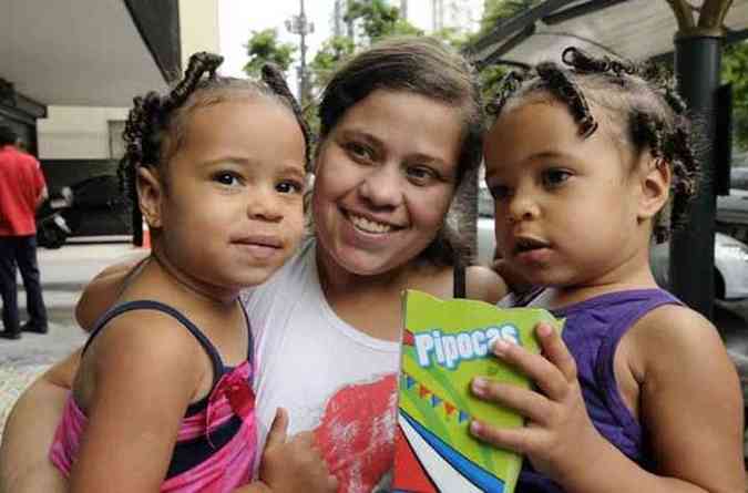 Gabriela Toledo  me das gmeas Beatriz e Yasmim: arcar com as mensalidades j  