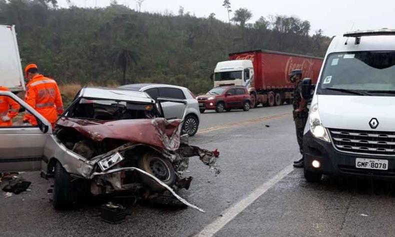 Trecho da rodovia precisou ser parcialmente interditado. Chove na regio nesta manh(foto: Corpo de Bombeiros/Divulgao)