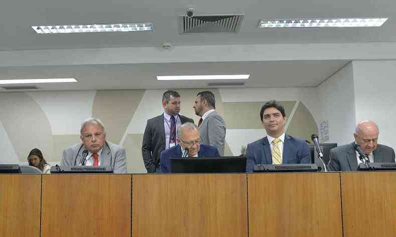 Parecer do deputado Hely Tarqunio foi aprovado pelos cinco membros da comisso(foto: Clarissa Barante/Assembleia Legislativa de Minas Gerais)