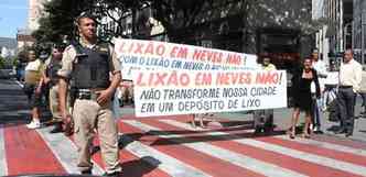 Moradores de Ribeiro das Neves interditaram parcialmente a avenida(foto: Edsio Ferreira/EM/D.A Press)