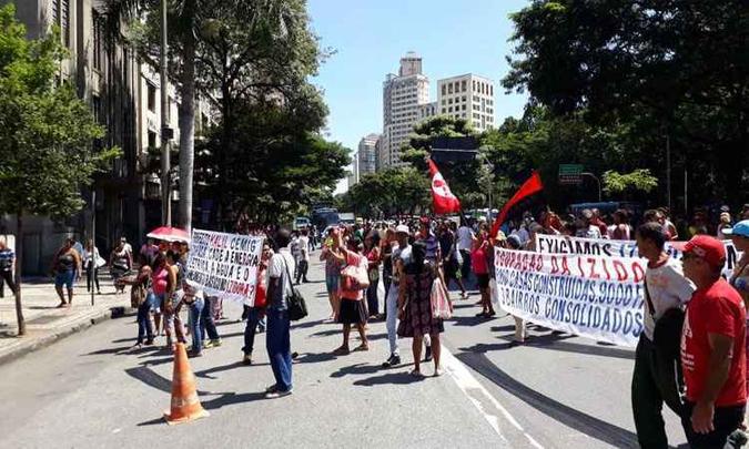 Manifestantes na Avenida Afonso Pena, em frente à Prefeitura de Belo Horizonte(foto: Brigadas Populares - Minas Gerais/Divulgação) Manifestantes na Avenida Afonso Pena, em frente à Prefeitura de Belo Horizonte(foto: Brigadas Populares - Minas Gerais/Divulgação)