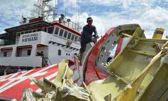 Partes da aeronave foram resgatadas no mar de Java, mas trabalhos foram interrompidos antes de se recuperar a fuselagem(foto: STR)