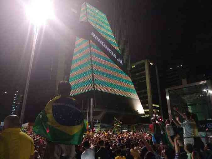 Protesto contra a nomeao do ex-presidente Lula como ministro da Casa Civil, em frente ao prdio da Fiesp, nessa quarta-feira (16)(foto: Bruno Bocchini/Agncia Brasil)