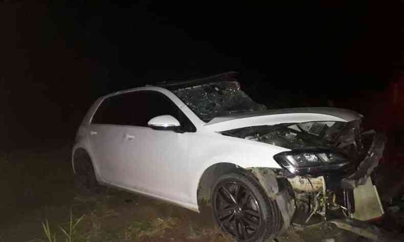 Golf atingido pela caminhonete ficou destrudo. Trs pessoas foram socorridas para um Pronto-Socorro em Mantena (foto: Reproduo/ Whatsapp/ Divulgao )