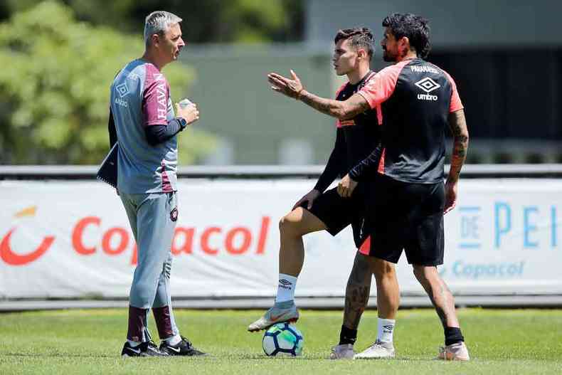 O tcnico Tiago Nunes conversa com Raphael Veiga (C) e o argentino Lucho Gonzalez no CT do Caju, em Curitiba(foto: Heuler Andrey/AFP)