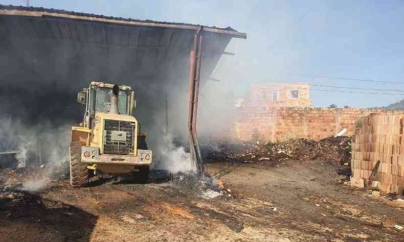 Fogo na madrugada destruiu quase toda a cermica em So Jos da Lapa(foto: CBMMG/Divulgao)