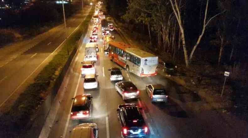 Congestionamento ultrapassou os cinco quilmetros em ambos os lados da rodovia(foto: Marcos Vieira/EM/D.A.Press)