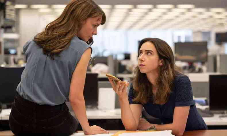 Atrizes Carey Mulligan e Zoe Kazan conversam, na redao de jornal, durante cena do filme She said
