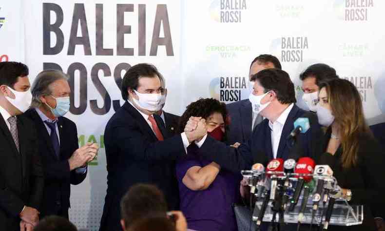 Baleia Rossi e Rodrigo Maia no ltimo dia 6, quando emedebista oficializou sua candidatura (foto: Najara Arajo/Cmara dos Deputados)