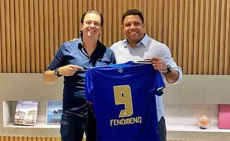 Srgio Santos Rodrigues e Ronaldo seguram camisa 9 do Cruzeiro