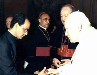 Padre Srgio durante encontro com Joo Paulo II no Vaticano em 1998(foto: Reproduo / ESP. EM)