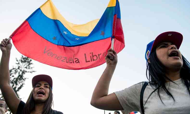 Cidados venezuelanos que vivem no Chile gritam slogans durante uma manifestao contra o governo do presidente Nicolas Maduro em Santiago, Chile(foto: AFP / Martin BERNETTI )