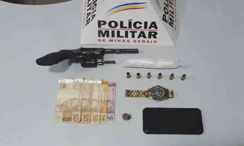 Ladres foram presos e com eles a poltica apreendeu arma, munio, um celular roubado e maconha(foto: PMMG/Divulgao)