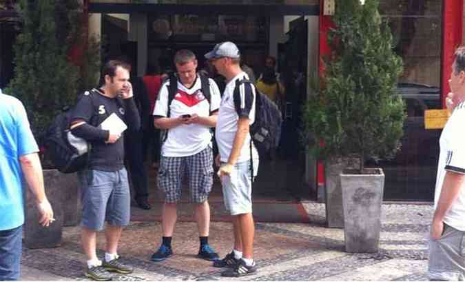 Torcedores negociam ingressos em um hotel no Bairro Funcionrios, em BH (foto: Benny Cohen/EM/D.A/Press)