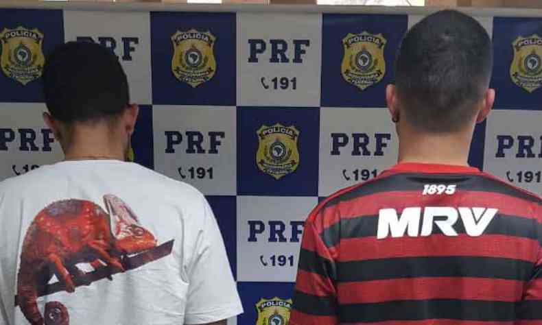Estudantes foram abordados pela Polcia Rodoviria Federal (PRF) na BR-381, em Betim(foto: Polcia Rodoviria Federal (PRF) / Divulgao)