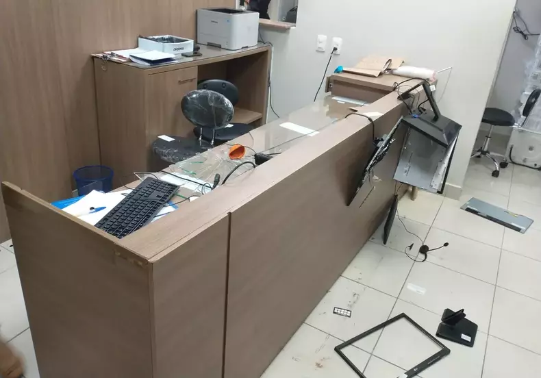 Recepo do consultrio odontolgico com objetos quebrados