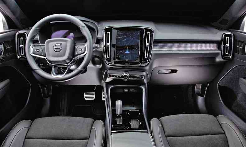 O interior segue o padro Volvo de sofisticao, com materiais de boa qualidade no acabamento, vrios recursos que auxiliam o motorista e uma central multimdia com tela ttil vertical que lembra um tablet