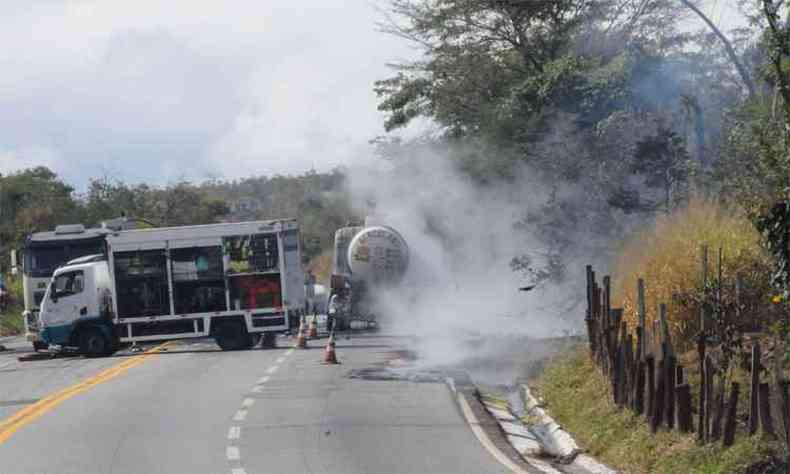 Em julho, carreta com cido clordrico pegou fogo na BR-381. Rodovia foi fechada nos dois sentidos(foto: Paulo Filgueiras/EM/DA Press - 02/07/2017)