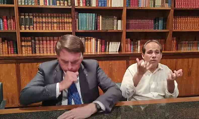 Jair Bolsonaro ao lado de intérprete de libras