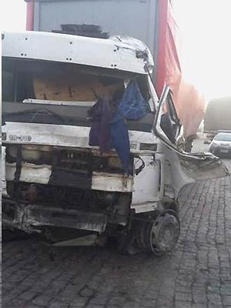 Carreta teve a parte dianteira danificada depois da coliso(foto: Polcia Rodoviria Federal/Divulgao)